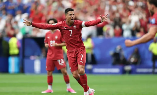 More and more people are starting to pay attention here: the final round is a battle for first place! Portugal needs to beat Colombia; if they advance as the second-place team in their group, they won't face Argentina until the final.